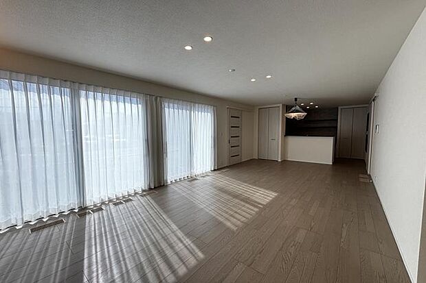 【No.3_LDK2（撮影_2026年3月）】大きな窓からたっぷり光が差し込む明るいリビング。開放感あふれる広々とした空間で、家族団らんやくつろぎの時間をゆったりと楽しめます。