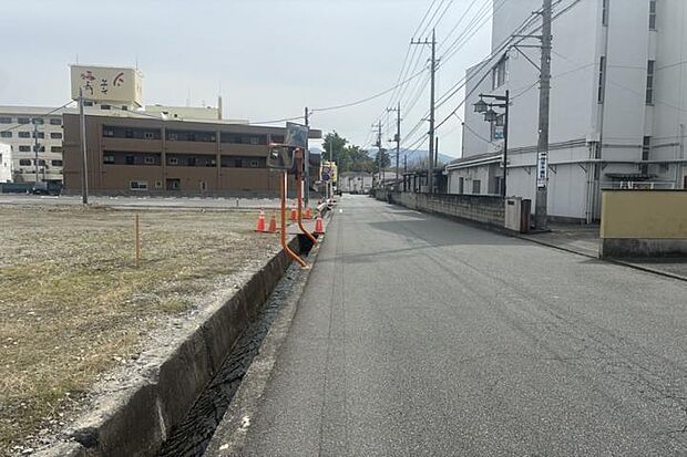 【前面道路2（撮影_2026年4月）】幅員約6.7mの分譲地西側道路。