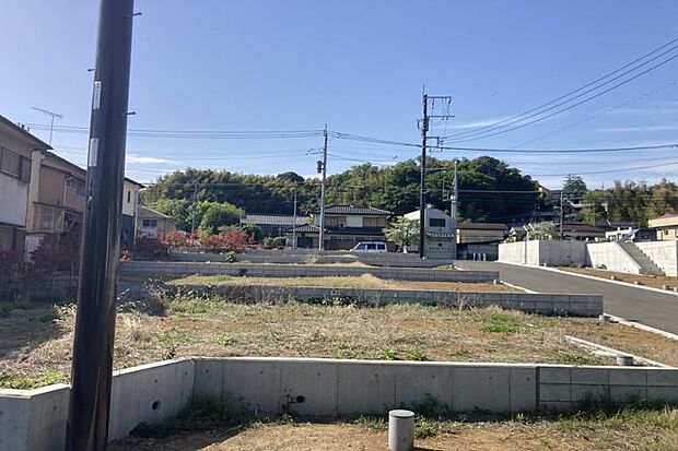 【土地全景3（撮影_2026年4月）】分譲地を南東側から撮影。