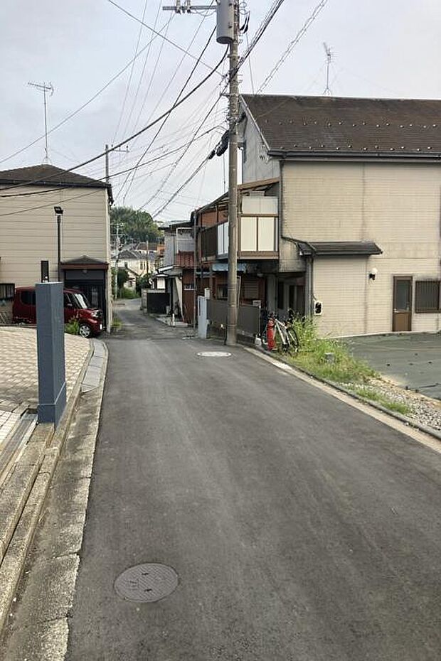 【前面道路2(撮影_2026年8月)】幅員約4.4~4.5mの東側前面道路。落ち着いた住宅街に位置する分譲地です。