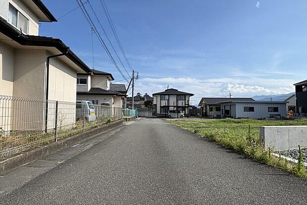 【前面道路1(撮影_2026年7月)】幅員約4.2から4.3mの前面道路を北側から撮影。