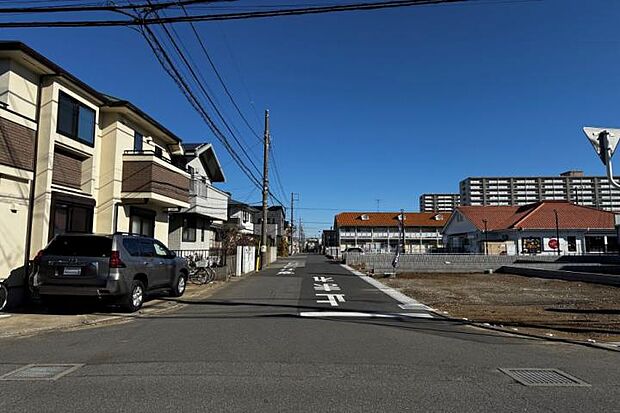 【前面道路3(撮影_2025年3月)】幅員6メートルのきれいな道路です。
