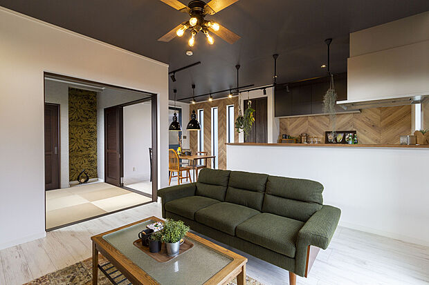 【当社施工例】
シックな色合いで統一されたカッコイイLDKです。キッチンが中心となる間取は、お料理中でもお子様の様子が見守れます。和室を開放するとさらに一体感のある広い空間になります。