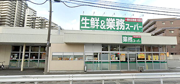 【買い物施設に恵まれた環境】業務スーパー 西明石店へ徒歩約2分～5分！徒歩で向かえる距離にスーパーがあり、日々の買い物が便利です。スーパーマルハチ 西明石店やマックスバリュ 西明石南店も徒歩圏内に。