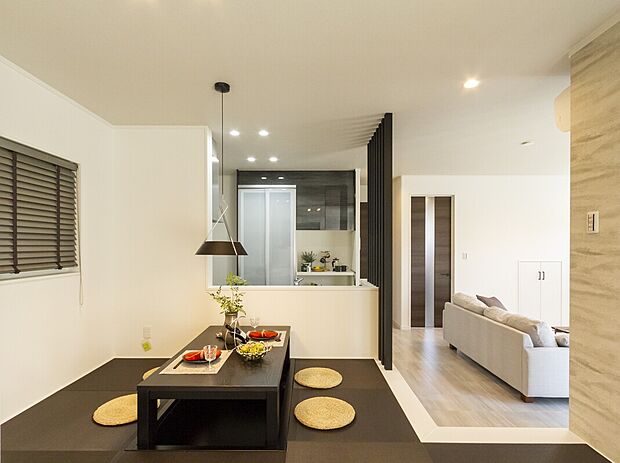 【当社施工例】通常のダイニングスペースを和モダンな小上がりにした「たべゴロ」空間。居酒屋のように食事を楽しみながら寛げます。隣には5帖の和室があり、ゴロゴロしながら憩いのひと時を過ごしていただけます。