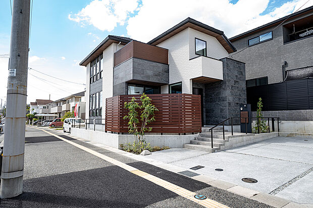 【スマイルタウン茜3丁目】C号地モデルハウス《ゆとりある住空間や洗練されたデザインを纏う寛ぎの邸》公開中!南道路に面し、ゆとりある間口から風や光が舞い込み、LDKやテラスでインドアもアウトドアも充実!