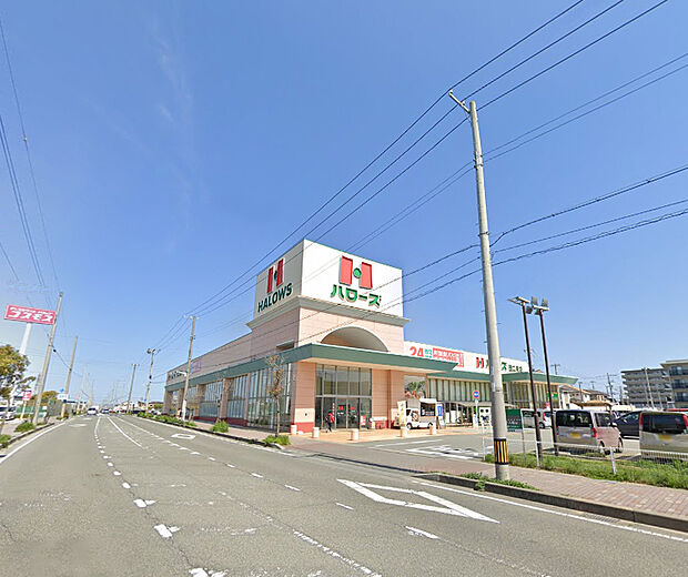 【ハローズ西二見店まで徒歩約4分~5分】24時間営業のスーパーが気軽に向かえる距離に。クリーニング店や精米機が併設されており、ファッションセンターしまむらとも隣接。毎日の買い物もラクラクです。