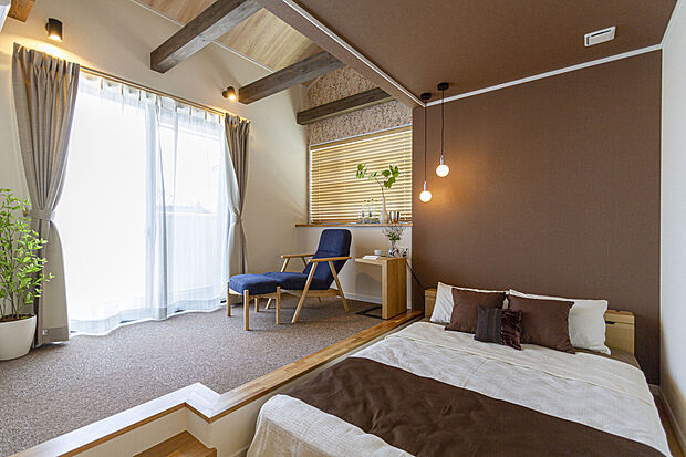 【当社施工例】寝室の横には段差で区切った天井の高いくつろぎスペースをプラン。リラックスできる空間で日常の忙しさを忘れ、ゆっくりと1日をリセットできます。寝室からバルコニーへ繋がり、外でくつろぐことも。