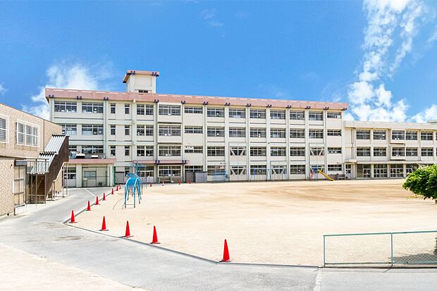 【明石市立大久保小学校 徒歩約10分(約800m)】お子さまの通学に安心の立地。明石市は子育て支援も充実しており、これから子育てを始めるご家庭にもおすすめの住環境です。
