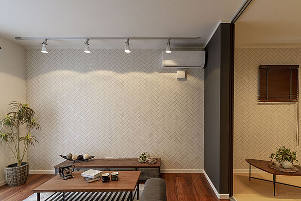 【【当社施工例】】和室とLDKはアクセントクロスを揃え、襖ではなくシンプルな間仕切り扉を使用することで、違和感なく馴染む空間に仕上がりました。世代を超えて寛いでいただけるよう、デザイン性にこだわった和室です。