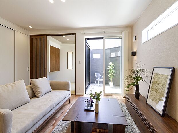 【【当社施工例】】ゆとりあるLDK19帖超＋和室4.5帖の団らん空間。南面の「つなテラ」でより一層、開放感のある採光豊かな空間に仕上がりました。ご家族やご友人が来られても十分対応可能な広さです。