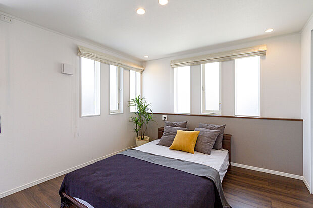 【【当社施工例】】外観のアクセントとしてもおしゃれな連窓。様々な角度から陽光をたっぷりと取り込み、明るく開放的な主寝室です。各窓からの景観がまるで絵画のように切り取られ、移りゆく季節や空の表情を楽しめます。