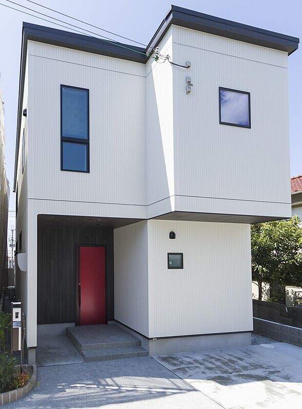 【【当社施工例】】白を基調とした外壁に、真っ赤な玄関ドアが映える外観です。我が家を印象づける外観には、ご家族のお好みのスタイルを反映させ、愛着ある住まいを叶えることができます。
