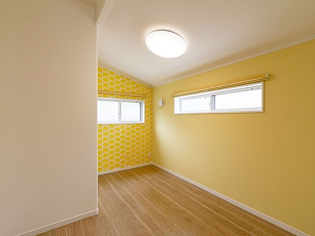 【【当社施工例】】お子様のお部屋はイエローのアクセントクロスで元気いっぱいの印象に。家具を置いても採光を遮らないように、高い位置に窓を設けました。通風・陽当たり共に良好です。