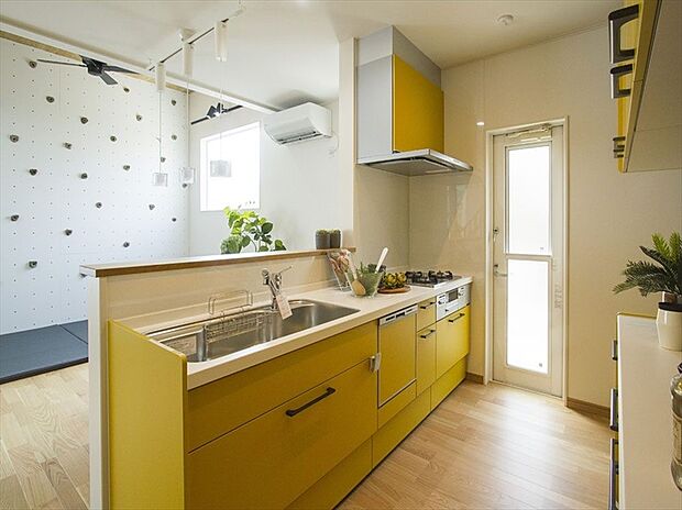 【【当社施工例】】ボルタリングスペースにボールプールを用意すれば、小さなお子様の遊び場にもぴったりな空間に。キッチンから見渡せるので、料理をしている目の前で遊ぶお子様の様子を見守れます。