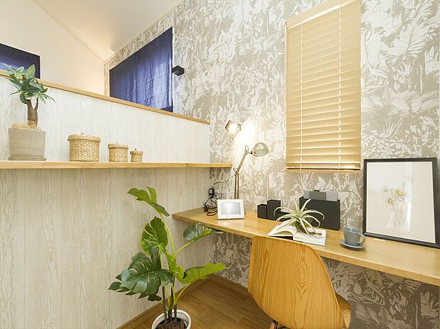 【【当社施工例】】洋室にはスキップフロアを採用し、書斎スペースを設けました。ベッドより下に位置しているので、家族が寝ていても灯りが気になりにくく、読書や仕事などに重宝する空間です。