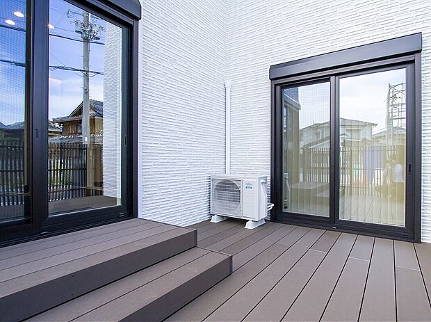 【【当社施工例】】和室とリビングから出入りができる「つなデッキ」。小さなお子様のプレイルームとしてはもちろん、ウッドデッキで遊び疲れたら、すぐに和室でお昼寝ができる子育て応援動線です。