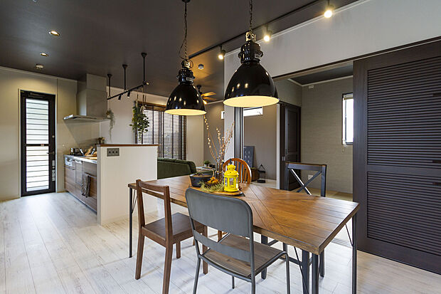 【【当社施工例】】キッチンとダイニングの動線が楽になる、ダイニングと横並びのキッチン。配膳も横に流すかたちでより簡単になり、キッチン近くに座れば、座っていてもキッチンの物を取りに行く動線も短くなります。