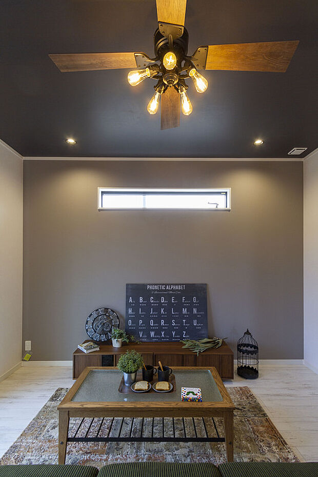 【【当社施工例】】壁の一面にアクセントクロスを設けたリビングです。高い位置に小窓を設けており、家具を置いても採光をさえぎりません。お好きなインテリアを楽しんでください。