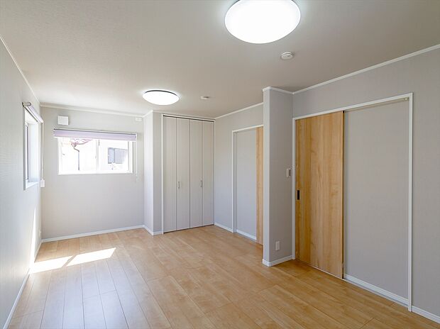 【【当社施工例】】お子様が小さい時には広々とした1部屋として、成長してから間仕切りを追加し2部屋に分けて使える、フレキシブルな洋室をご用意。家族のライフスタイルに合わせて最適な間取でお過ごしいただけます。