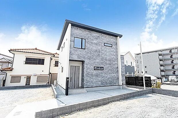【【外観/D号地モデルハウス】】吹抜LDKで開放的!は商業施設で賑わい、都心へのお出掛けや通勤、通学がスムーズです。スーパーや100円ショップなどへ徒歩約8分でアクセスでき、暮らしやすい立地です。