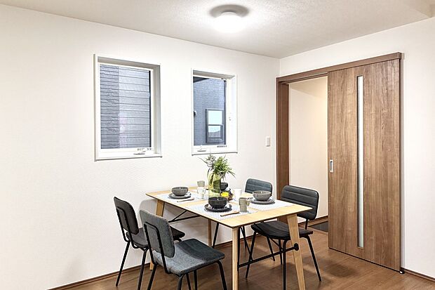 ◆キッチン横にはダイニングスペースを確保。配膳もスムーズで、家族の会話が弾む快適な空間です♪