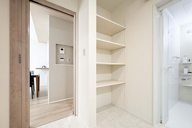 ◇洗面室にはリネン庫があるのでタオルなどすぐ取り出せて便利です♪(施工事例)