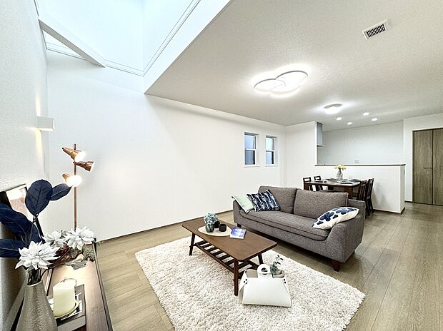 ◇開放感あふれる上部吹抜のリビングは、陽光が差し込み明るく心地よい空間に。家族の気配を感じながら、ゆったりとした時間を過ごせます♪	