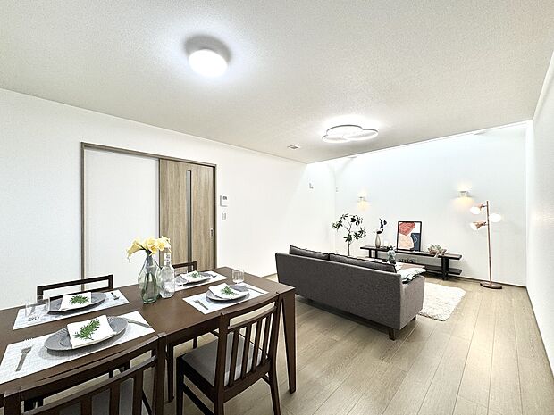 ◇約17.7帖のLDKは、家具の配置がしやすい長方形のリビングが魅力。ダイニングとの一体感を保ちつつ、自然と家族が集まるくつろぎの空間です◎