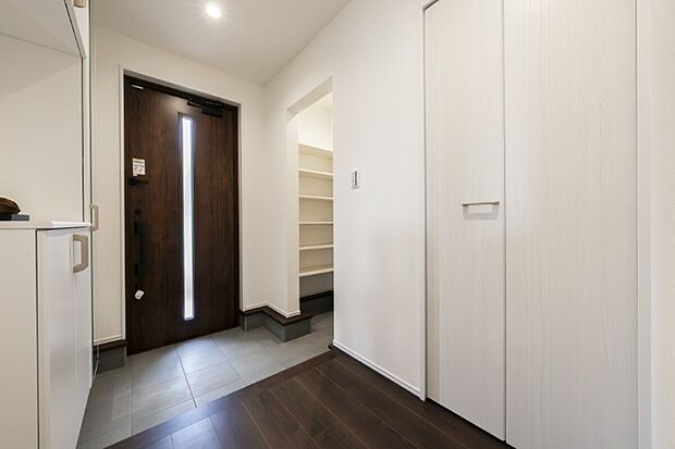 ◇玄関にはシューズインクローゼットを設置。お子様の三輪車やベビーカー、スポーツ用品、ゴルフバックも収納できます。
※現地撮影