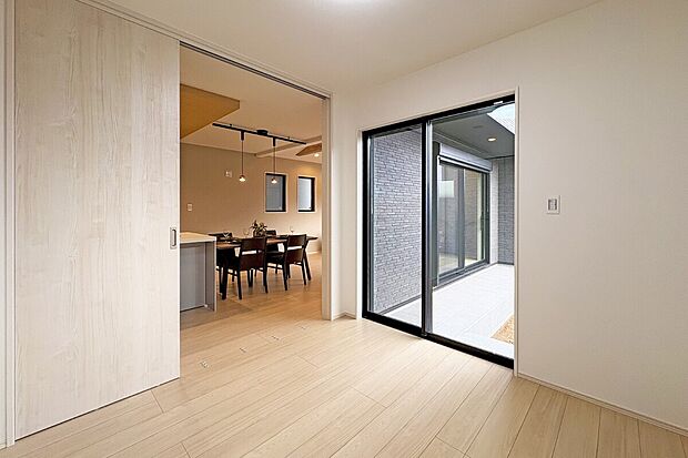 ◇リビング横の洋室は使い勝手の良い多用途空間。書斎や子ども部屋、収納スペースなど、ライフスタイルに合わせて柔軟に活用できます◎※施工事例