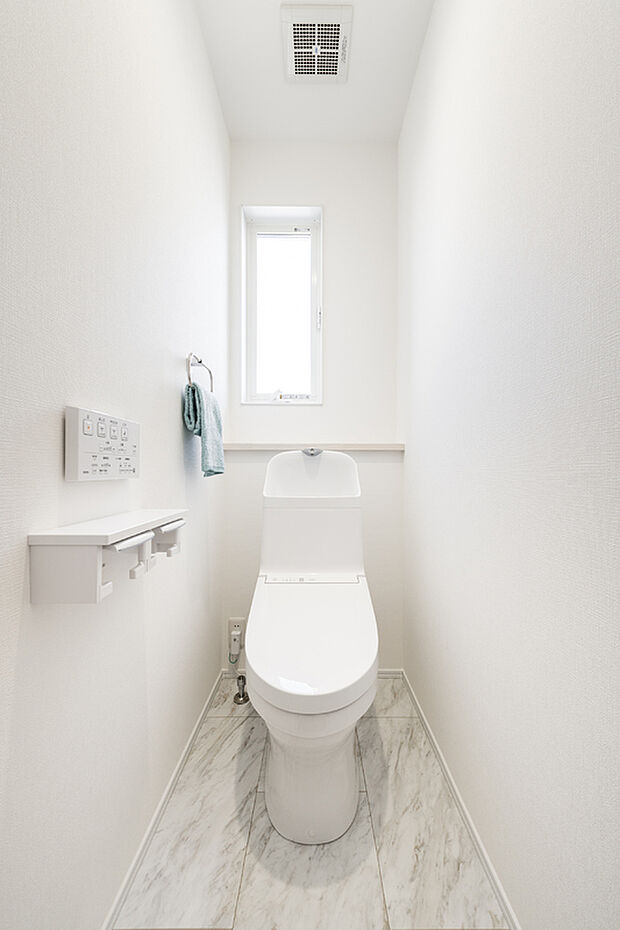 【トイレ】【トイレ設備：TOTO ZJ1】 お掃除のしやすさを極めたTOTO独自の「フチなし形状」奥までぐるっとフチがないからサッとひと拭き、お掃除ラクラクです。
