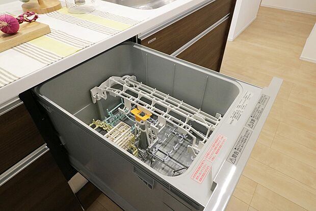 【食器洗浄乾燥機】食器洗浄乾燥機を標準装備。家事の時短になり、時間にゆとりが生まれます。