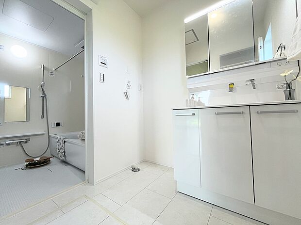 【洗面化粧台・リネン庫】◇洗面室にはリネン庫があるのでタオルなどすぐ取り出せて便利です♪