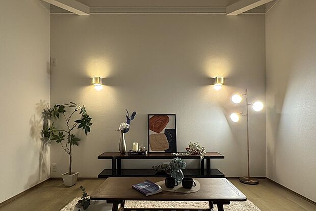 【リビング】◇夜になると間接照明がほんのり灯り、リビングは落ち着いた雰囲気に。視線にやさしい光が、心も自然とほぐれていきます♪