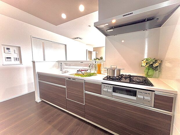 【キッチン】表面がつるつるのホーローパネルは、油汚れも水吹きでササっと簡単。
レンジフードもスタイリッシュなスリム型/汚れが染み込まない高品位ホーローを整流版に採用/水栓は浄水器内蔵ハンドシャワー水栓/シンクは業界トップレベルの静音使用です。