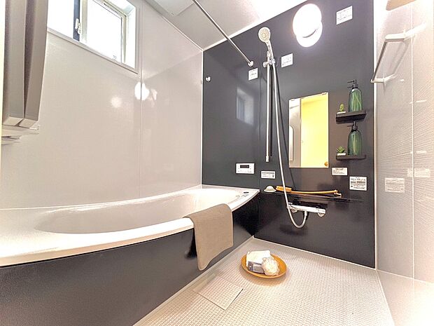 【浴室】窓のある浴室、大きな浴槽で足をのばして身も心もリラックス。日々の疲れが癒されます。節約にもなる保温性の高い魔法びん浴槽。
