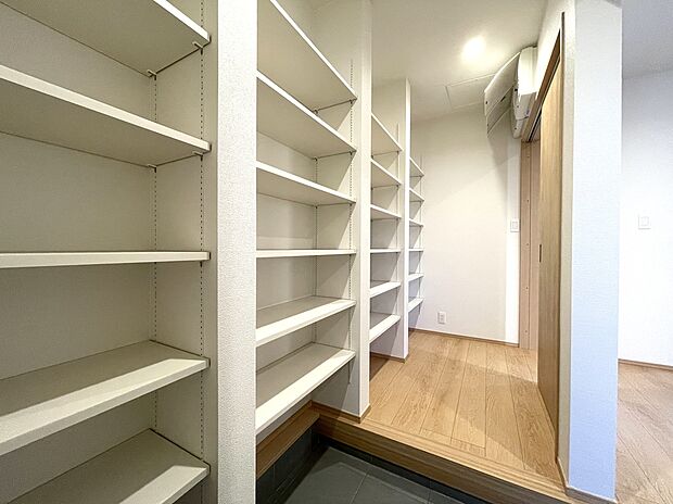 【収納】シューズインクローゼットを設計。靴を収納するだけでなく、ベビーカーや三輪車など自由に収納できます。※現地撮影