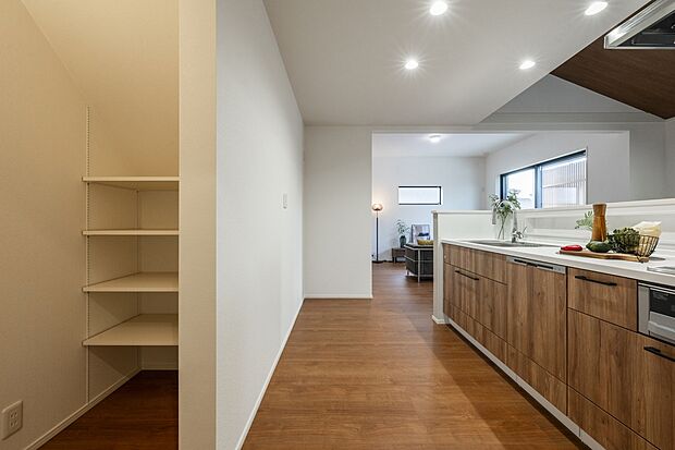 【キッチン】キッチンには大型パントリー付きでスッキリ片付きます。対面キッチン採用でコミュニケーションの取りやすいプラン。※現地撮影