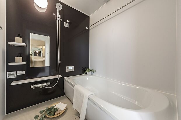 【浴室】半身浴ができ、節水にもなるエコベンチ浴槽。汚れや埃が溜まりやすかったドア枠を無くし、お手入れが簡単に。※現地撮影