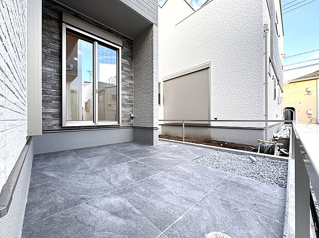 【バルコニー】◇リビングからテラスへと自然につながる設計。室内と屋外が一体となったような開放感があり、家族団らんやリラックスタイムにぴったりです♪※施工事例