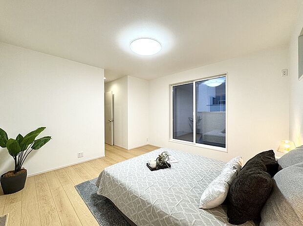 【主寝室】◇主寝室には、たっぷり収納できるウォークインクローゼットを設置。衣類や小物をひとまとめに収納でき、毎日の身支度がスムーズに。※施工事例