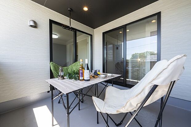 【インナーバルコニー】◇開放感とプライバシーを両立したインナーバルコニー。雨の日も安心、アウトドアリビングや洗濯干し場としても大活躍。家時間をもっと快適に♪※施工事例