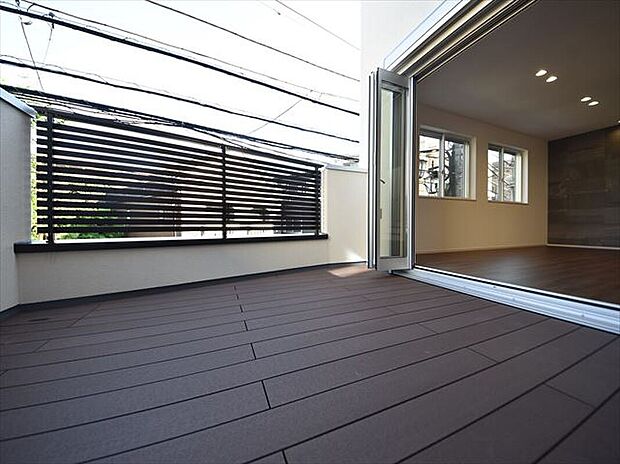 施工例　青空を背景に陽光のスポットライトを浴び、オーナー様だけの特別な空間を演出