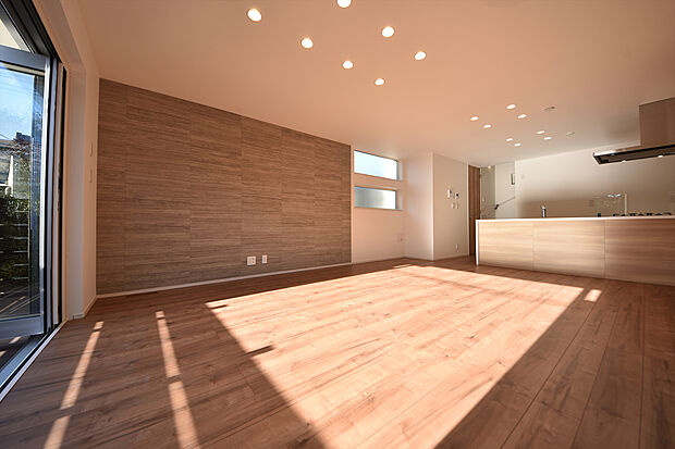 施工例 広々としたスペースに優しい光があふれるくつろぎのリビングダイニング