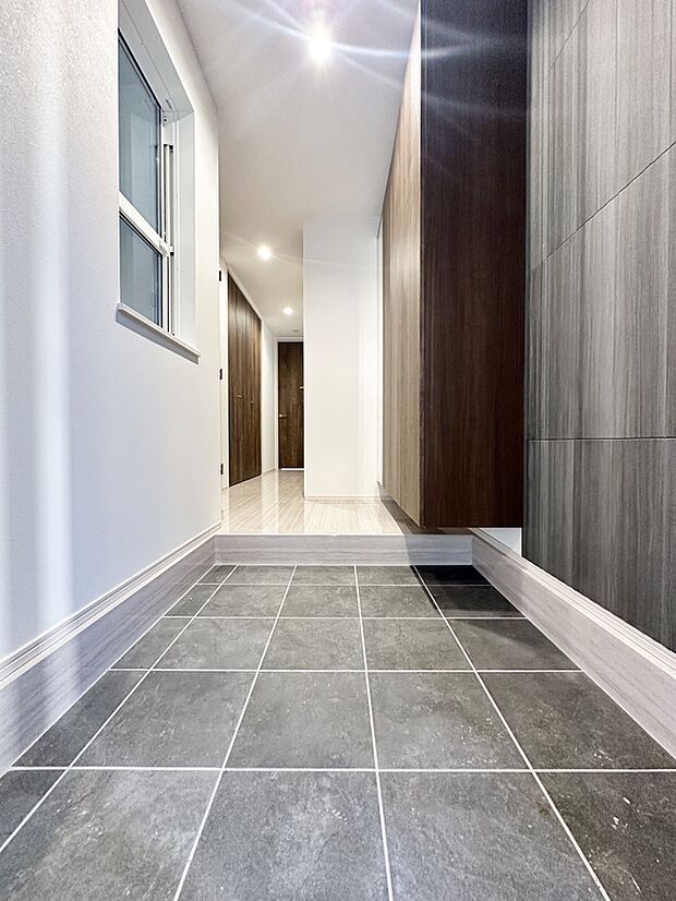 施工例　扉を開けた瞬間、目の前に広がる大理石調のフローリングがエントランスに一層の輝きと開放感を演出