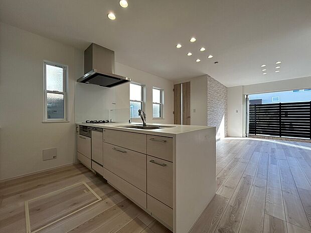 施工例 ゲストを招いて料理を振る舞い、広々としたキッチンスペースを囲みながら話が弾む贅沢な時間。