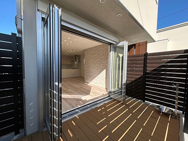 施工例 青空を背景に陽光のスポットライトを浴び、オーナー様だけの特別な空間を演出