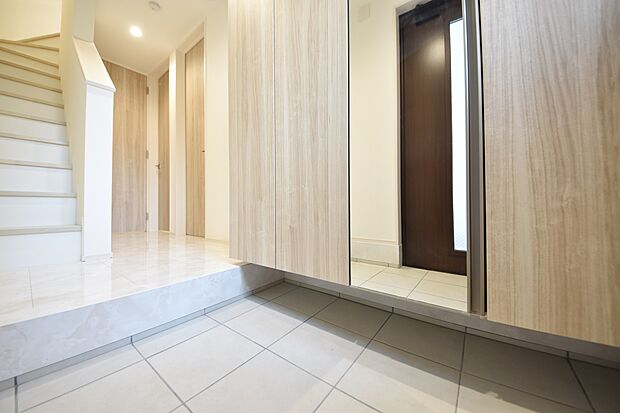 施工例　扉を開けた瞬間、目の前に広がる大理石調のフローリングがエントランスに一層の輝きと開放感を演出