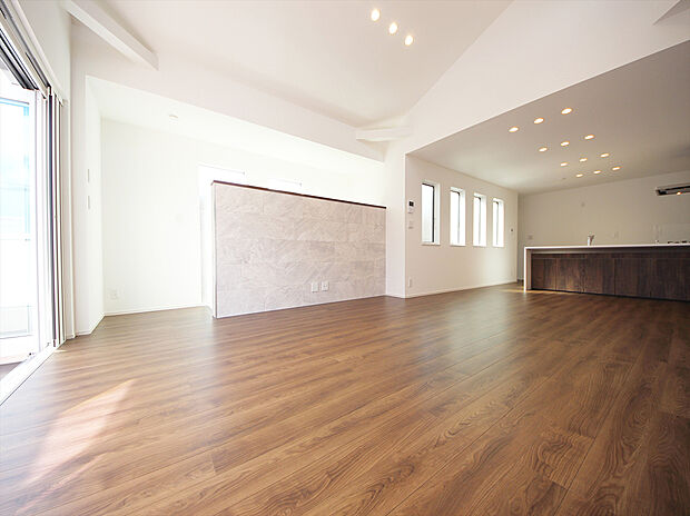 施工例　広々としたスペースに優しい光があふれるくつろぎのリビングダイニング